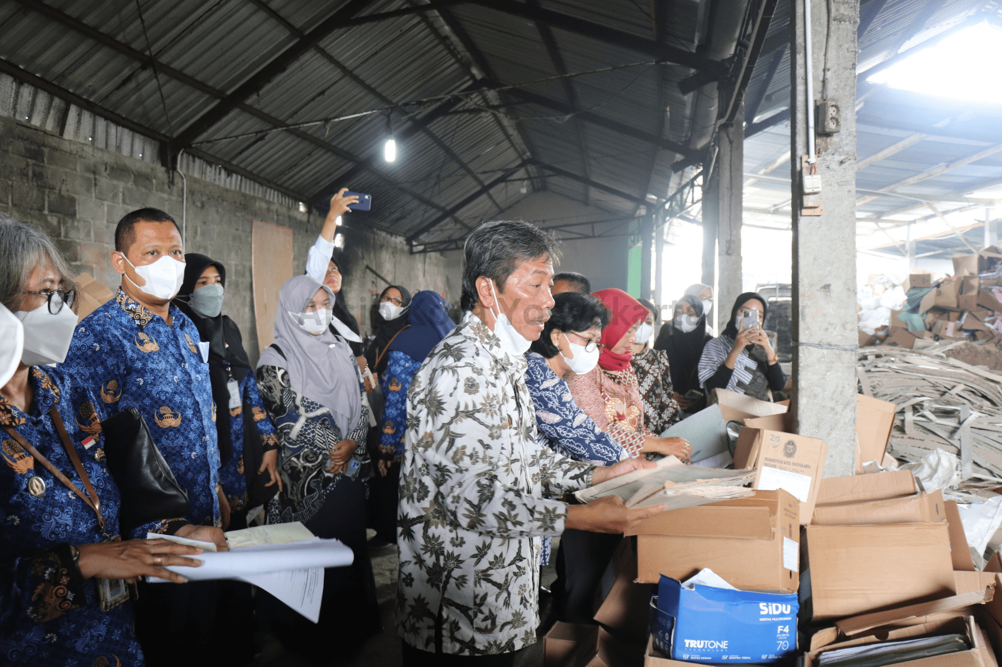 Penjabat Wali Kota Yogyakarta menyaksikan Pemusnahan Arsip