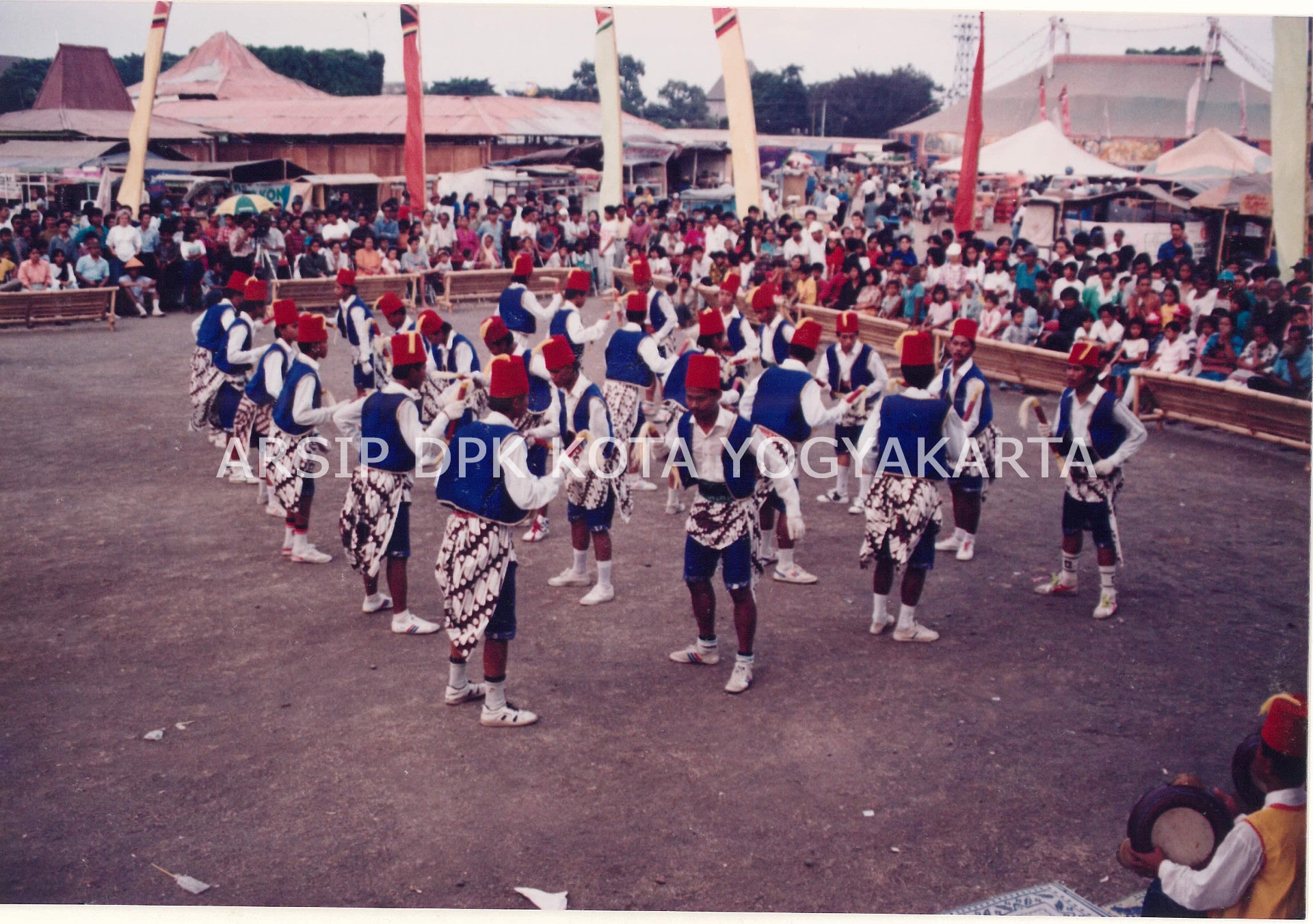 Penari Badui dari Sleman beraksi menari di depan pengunjung sekaten berhadap-hadapan sesama penari sebanyak 24 orang dalam rangka serangkaian kegiatan sekaten tahun 1991